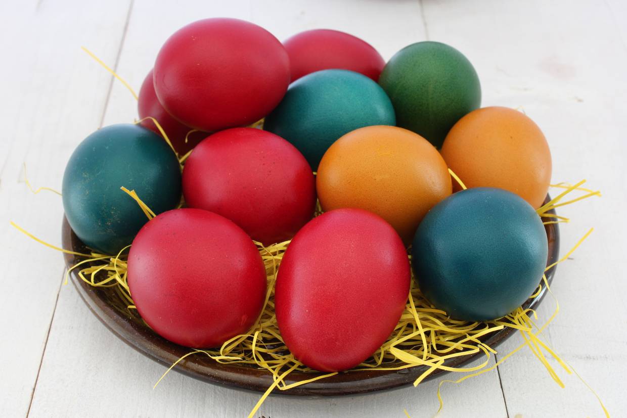 farbowanie jajek wielkanocnych