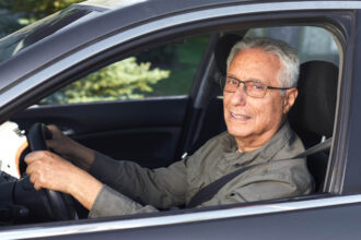 starszy mezczyzna za kierownica