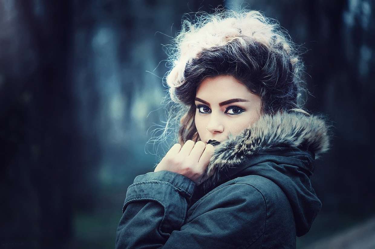kobieta makijaz zima
